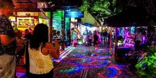 Beco das Cores, galeria de bares e música ao vivo em Arraial d'Ajuda