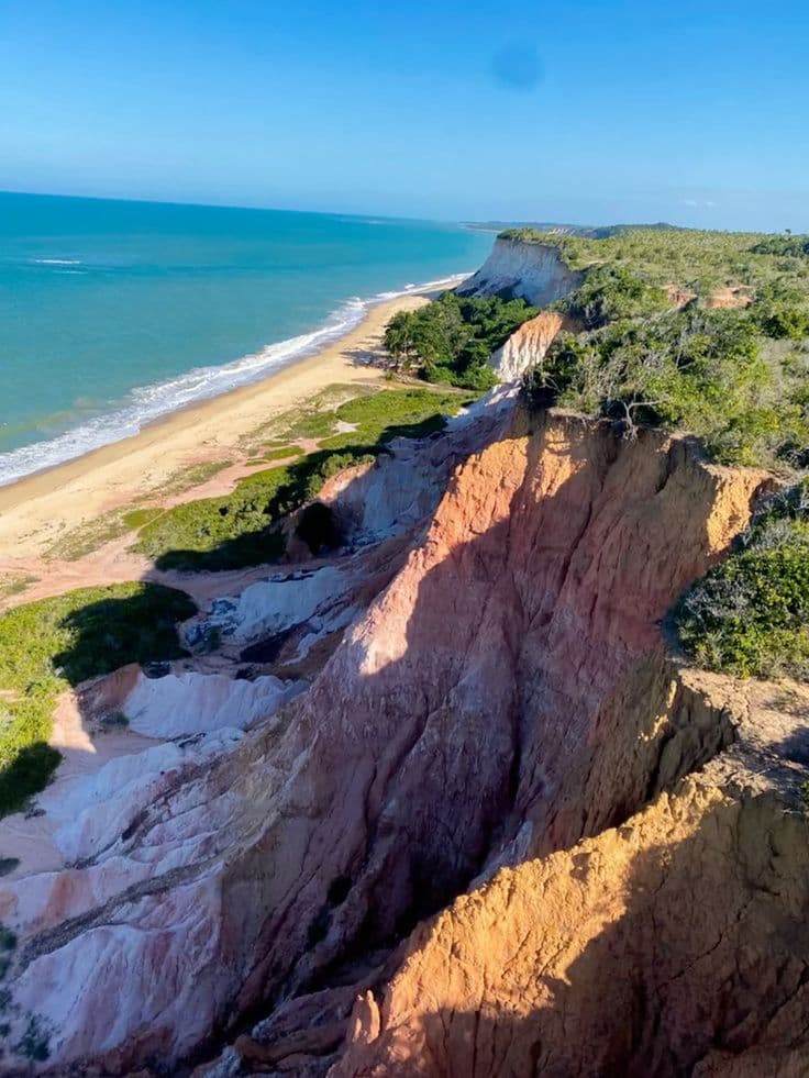 Falésias coloridas da Praia da Pitinga, em Arraial d'Ajuda