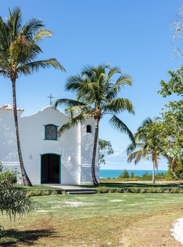 Quadrado de Trancoso com a igrejinha de São João Batista, Bahia